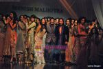 Saif Ali Khan, Kareena Kapoor at Manish malhotra Show on day 3 of HDIL on 14th Oct 2009 (142).JPG